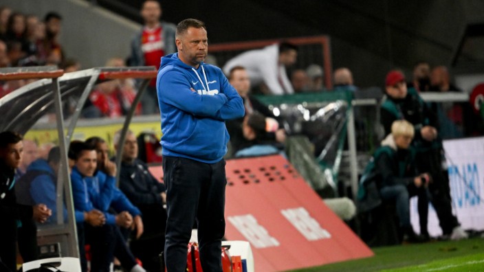 Herthas Niederlage gegen Köln: Sieht überhaupt nicht zufrieden aus mit dem Spiel gegen Köln: Herthas Trainer Pal Dardai.