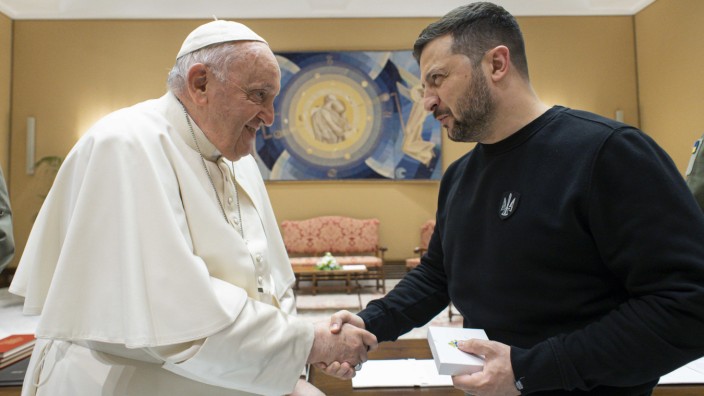 Die Kirchen und die Ukraine: Der ukrainische Präsident Wolodimir Selenskij trifft im Vatikan Papst Franziskus.