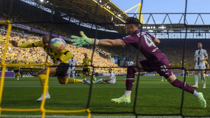 Dortmund gewinnt: BVB-Stürmer Donyell Malen zeigt nicht nur bei seinem Tor zum 1:0, dass er gerade gut drauf ist.