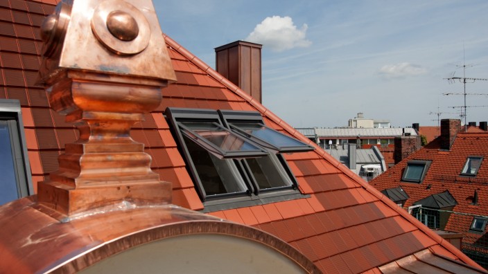 Photovoltaik: Auf einem denkmalgeschützten Gebäude an der Apianstraße in Schwabing sind Dachziegel mit Photovoltaiktechnik verbaut worden. Zu erkennen sind diese lediglich am etwas dunkleren Farbton.
