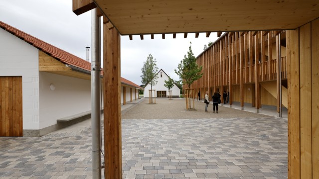 Architektouren 2023: Das Mehrgenerationenhaus in Kranzberg besteht aus zwei Wohngebäuden in Holzbauweise, einem Gemeinschaftshaus (im Hintergrund) sowie einem Technikgebäude.