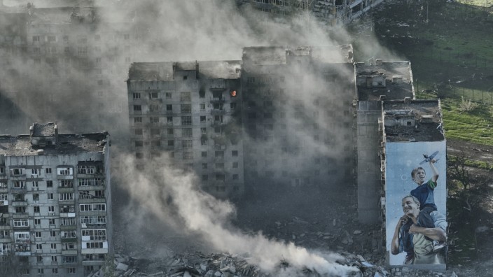 Das Politische Buch: Symbol der Sinnlosigkeit des Angriffs: Rauch steigt Ende April von einem Gebäude im seit Monaten umkämpften Bachmut in der Region Donezk auf.