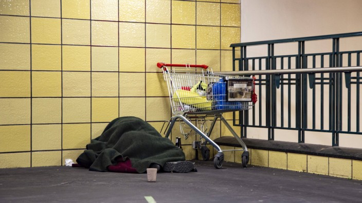 Kolumne: Vor Gericht: Ein schlafender Obdachloser in einem Berliner Bahnhof.