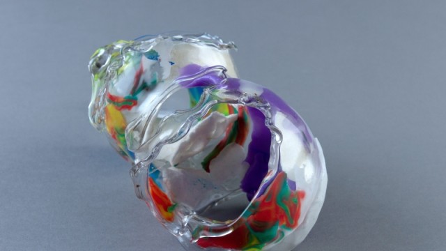 Fünf für München: Experimente mit Glas: Die Künstlerin Lina Killinger formt mit verschiedenen Materialien zarte Objekte.