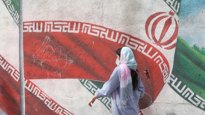 Proteste: Um weiter ihren Protest auszudrücken, tragen viele iranische Frauen ihr Kopftuch betont locker.