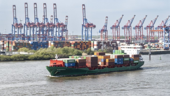 Wirtschaftswachstum: Deutschlands Wirtschaft wird den Berechnungen zufolge im laufenden Jahr weitgehend stagnieren und fällt als Konjunkturmotor für Europa aus, hier ein Container-Terminal am Hamburger Hafen