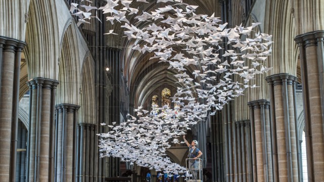 Kann Kunst heilen: Michael Pendry in der Salisbury Cathedral, wo er 2500 weiße Origami-Tauben installiert hat.