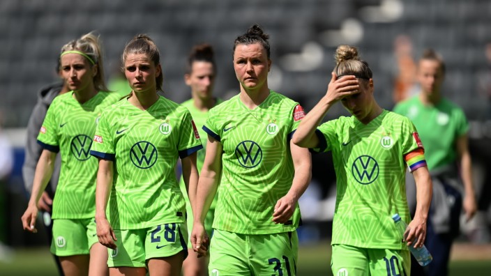 Fußballerinnen des VfL Wolfsburg: Unerwarteter Systemausfall: Marina Hegering (Mitte) und Svenja Huth (rechts) verlassen konsterniert und etwas ratlos den Frankfurter Rasen.