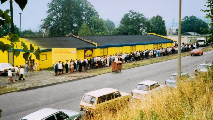 50 Jahre Lidl: Nach der Wende errichtete Lidl in aller Eile provisorische Verkaufsstellen wie hier 1990 in Chemnitz.