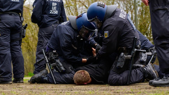 Studie zu Polizeigewalt: Polizisten der Bundespolizei nehmen während einer Übung einen Fußballfan fest. Manchmal geraten solche Festnahmen außer Kontrolle.