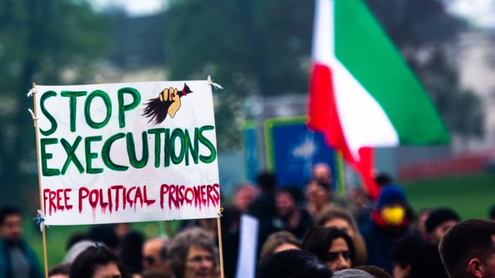 Todesstrafe: Bei einer Demonstration in Bonn gegen das Regime in Iran wird ein Schild hochgehalten, auf dem steht: "Stop Executions" - stoppt Hinrichtungen.