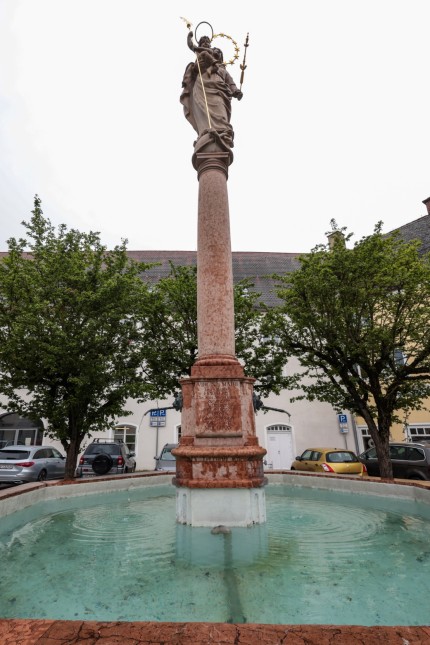 Markt Indersdorf: Der Marienbrunnen, mit der Gottesmutter Maria und ihrem Sohn in den Armen, erzählt auf der klingenden Landkarte von seiner Einweihung vor 250 Jahren und seiner Bedeutung für das Kloster.