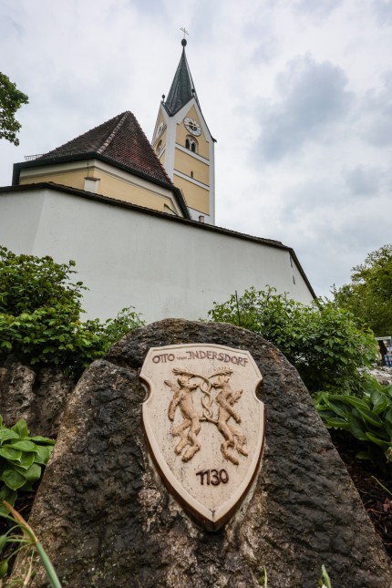 Markt Indersdorf: "Undeo oder Otto - zu wem gehört das Wappen?": Die Gedenktafel unter der Marktkirche ist Teil des Indersdorfer Hörpfades und ist von großer Bedeutung für den Ursprung der Stadt.