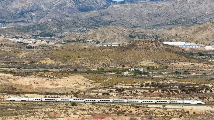 Spaniens Eisenbahn: Der Hochgeschwindigkeitszug der Renfe Ave fährt bei Alicante in Spanien: Die Trennung von Netz und Betrieb ließ die Preise sinken.
