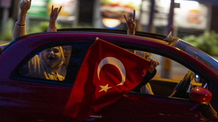 Deutsch-Türken: Ein Sonntagabend in Duisburg-Marxloh: Anhänger des bislang amtierenden Präsidenten Erdoğan fahren feiernd durch die Straßen.