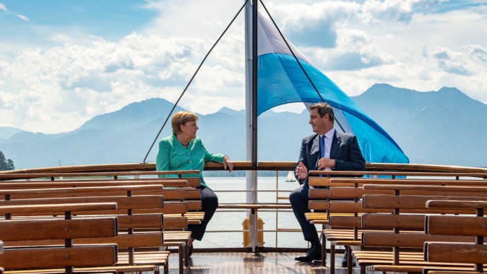 Bayerischer Verdienstorden: Höhepunkt einer späten Liebe: der Besuch der damaligen Kanzlerin Angela Merkel im Juli 2020 auf Schloss Herrenchiemsee. Mit Ministerpräsident Markus Söder fuhr sie auf dem Schiff zur Insel.