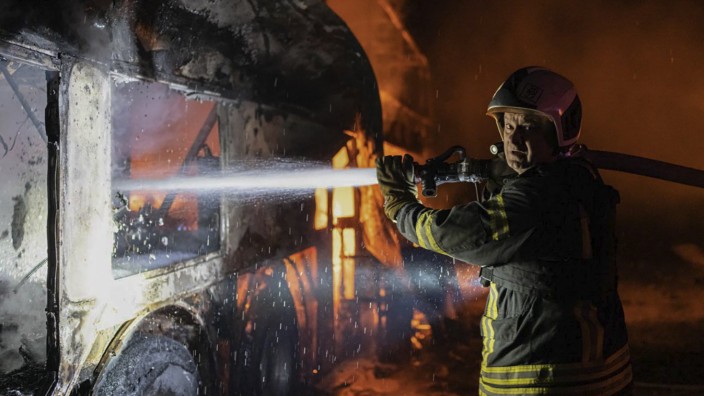 Krieg gegen die Ukraine: Auch wenn die feindlichen Raketen abgefangen werden, ihre Trümmer können Schaden anrichten: In Kiew kämpften Feuerwehrleute in der Nacht zum Dienstag gegen einen so ausgelösten Brand.
