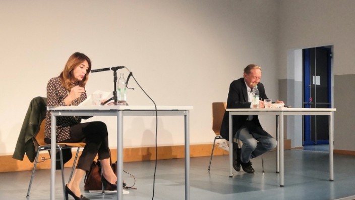 Gräfelfing: Krimi-Autor Martin Walker mit seiner "deutschen Stimme" Susanne Betz bei der Lesung im Gräfelfinger Kurt-Huber-Gymnasium.
