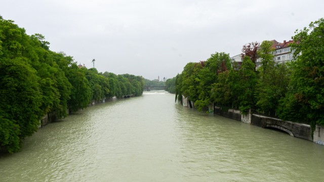 Regenwetter in München: Weiter flussabwärts war bereits am Dienstagabend zu sehen, wie hoch das Wasser derzeit in der Isar steht.