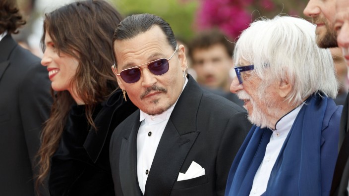 "Jeanne du Barry" eröffnet Cannes: Wieder zurück: Johnny Depp (M) mit Maiwenn und Pierre Richard in Cannes.