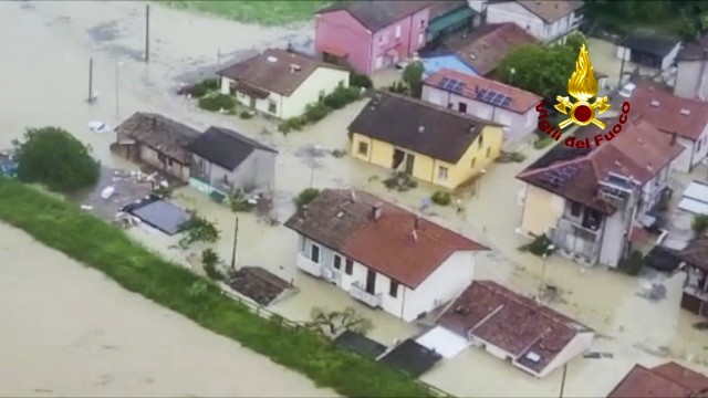 Italien: Land unter: Dieses von der italienischen Feuerwehr zur Verfügung gestellte Bild zeigt überflutete Häuser in der Region Emilia-Romagna.