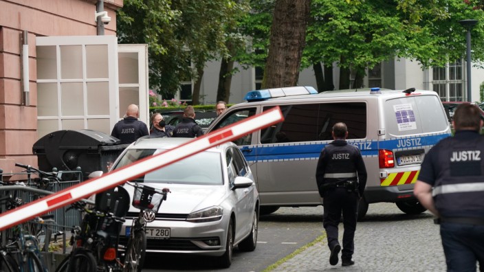 Die hier zum Oberlandesgericht in Koblenz gebrachten fünf Angeklagten hatten schwere Straftaten geplant, sagt die Staatsanwaltschaft.