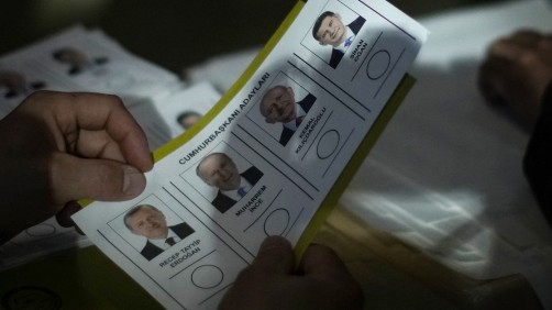 Wahlen in der Türkei: Stimmzettel für die Präsidentschaftswahl mit den Namen von Erdoğan, İnce, Kılıçdaroğlu und Oğan: Laut Opposition kam es in zahlreichen Wahllokalen zu Betrugsversuchen.