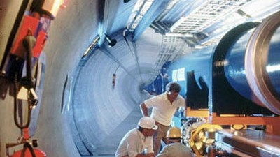 Weltuntergangs-Theorie: Seit mehr als zehn Jahren bauen Zehntausende Physiker und Ingenieure des Europäischen Teilchenphysiklabors Cern am LHC.
