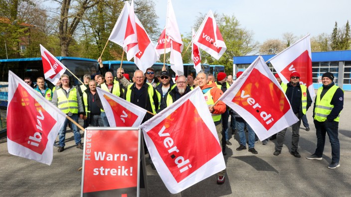 Tarifkonflikt: Auch in der fünften Verhandlungsrunde haben sich die Gewerkschaften und Arbeitgeber nicht auf einen neuen Tarifvertrag im Nahverkehr verständigen können. Am Freitag wird deshalb im bayerischen Nahverkehr gestreikt.