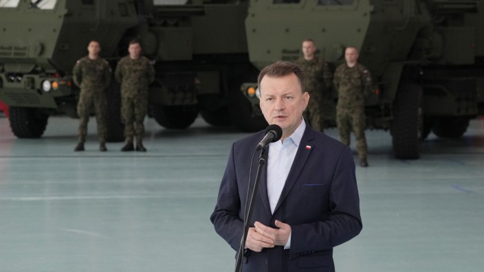 Polen: Kann es sein, dass er nicht zeitnah informiert war über nach Polen verirrte Raketen? Verteidigungsminister Mariusz Błaszczak, hier Anfang der Woche in einer Luftwaffenbasis in Warschau.