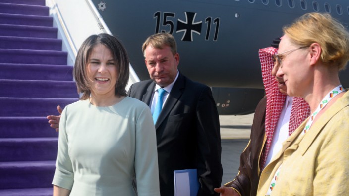 Bundesregierung: Annalena Baerbock (Mitte) steigt auf dem King Abdulaziz International Airport in Saudi-Arabien aus einem Flugzeug der Flugbereitschaft der Bundeswehr.