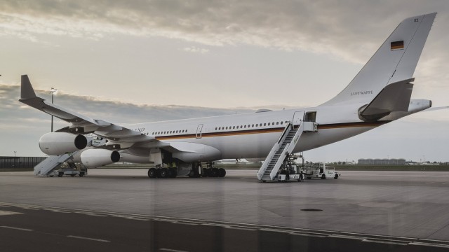 Bundesregierung: Der defekte Regierungsflieger "A340" auf dem Flughafen BER in Berlin.