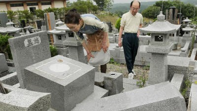 Erdbeben in Japan: Bei dem Erdbeben stürzten in Hirono in der Provinz Iwate auch Grabsteine um.