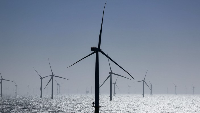 Energiecharta-Vertrag: Wer ist zuständig, wenn Unternehmen einen Staat wegen Investitionen in zum Beispiel Windparks verklagen? Hier eine Offshore-Anlage vor Helgoland.