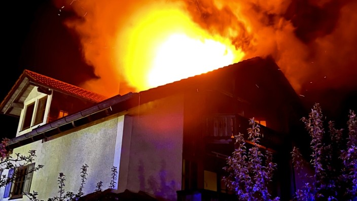 Großeinsatz in Münsing: Bei einem Brand am Hauserweg in Münsing werden der Dachstuhl und eine Wohnung komplett zerstört.