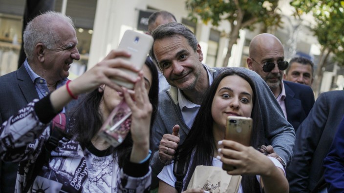 Griechenland: Der konservative Amtsinhaber Kyriakos Mitsotakis mit jungen Anhängerinnen. In Griechenland dürfen diesmal auch Jugendliche mit 16 Jahren wählen.