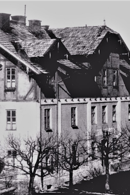 Stadtentwicklung: Alte Ansicht des Menagehauses. In allen Geschossen gab es ursprünglich Wohnungen, selbst im feuchten Souterrain auf der Rückseite.