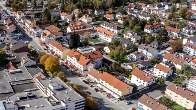 Stadtentwicklung: Blick auf die Penzberger Innenstadt mit Bahnhofstraße. Zu sehen ist auch das Menagehaus (Mitte). Das Quartier soll entwickelt werden.