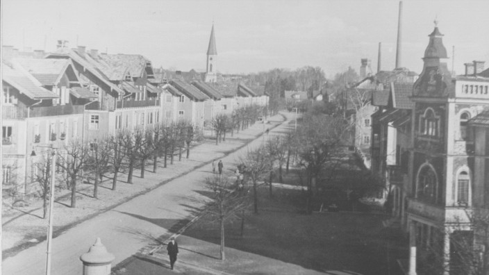 Stadtentwicklung: So sah die Bahnhofstraße, damals noch Sindelsdorfer Straße, in Penzberg im Jahr 1938 aus. Links im Bild das kleine Menagehaus, im Anschluss das größere Menagehaus oder Ledigenheim. Im Hintergrund ist der Turm der im Zweiten Weltkrieg zerbombten Barbara-Kirche zu sehen.