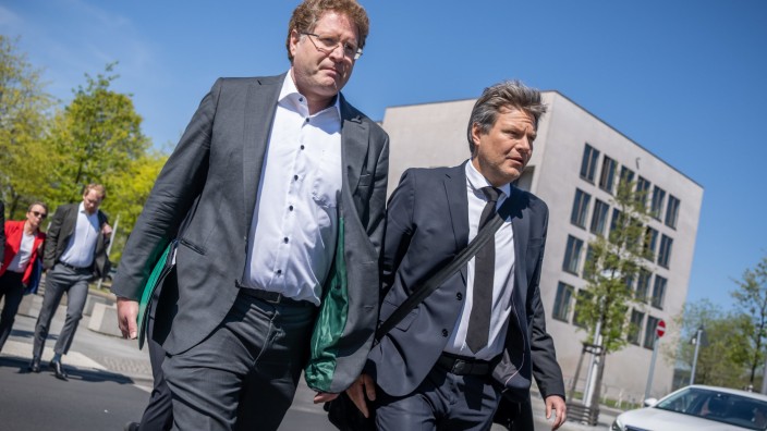 Causa Graichen: Letzte gemeinsame Wege: Wirtschaftsminister Robert Habeck (rechts) und sein inzwischen entlassener Staatssekretär Patrick Graichen am 10. Mai 2023 in Berlin.