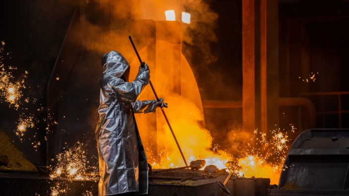 Industrie: Hochofen im Duisburger Stahlwerk von Thyssenkrupp: Der Konzern will in klimafreundliche Alternativen investieren.