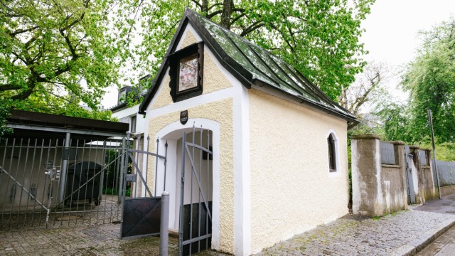 Grünwald: In neuem Glanz erstrahl die kleine Nepomuk-Kapelle in Grünwald nach der Sanierung.