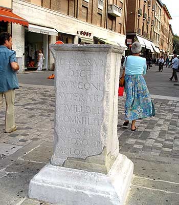 Gedenkstein an Julius Caesar in Rimini