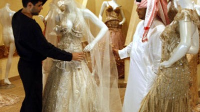 SZ-Serie: Familienfoto: Ein Mann kauft in Riad das Hochzeitskleid für seine Frau.