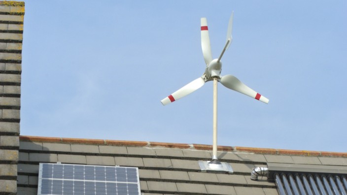 Erneuerbare Energie: Von Windrädern auf dem Dach raten Experten eher ab, weil im schlimmsten Fall sogar die Bausubstanz beschädigt werden könnte. Also lieber eines in den Garten stellen?