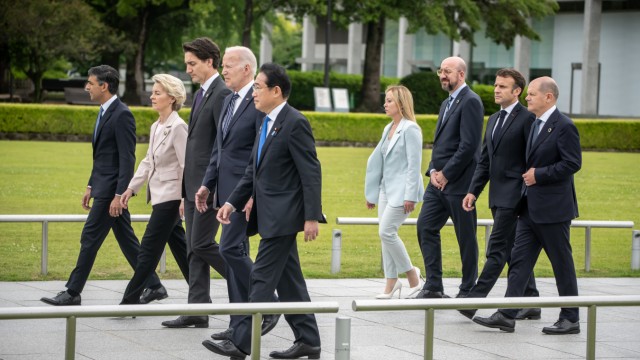 Treffen der Staats- und Regierungschefs: Neben den Staats- und Regierungschefs der G 7 sind unter anderem EU-Kommissionspräsidentin Ursula von der Leyen (2. v. l.) und Ratspräsident Charles Michel (3. v. r.) in Hiroshima vor Ort.