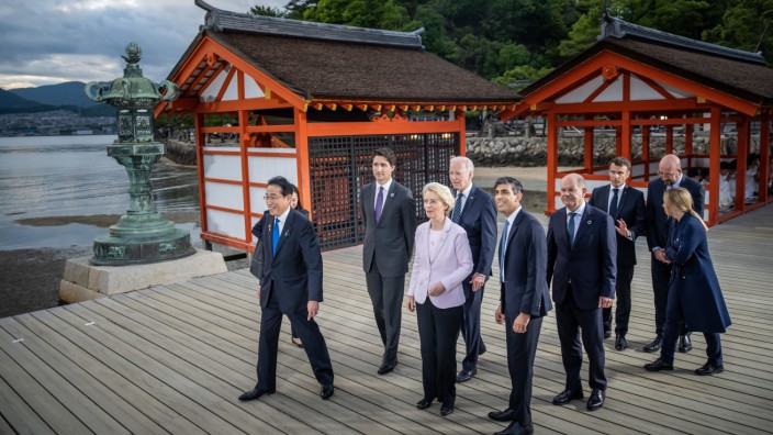 Treffen der Staats- und Regierungschefs: Fumio Kishida (l-r), Premierminister von Japan, Justin Trudeau, Premierminister von Kanada, Ursula von der Leyen, EU- Kommissionspräsidentin, US-Präsident Joe Biden, Rishi Sunak, Premierminister von Großbritannien, Bundeskanzler Olaf Scholz, Emmanuel Macron, Präsident von Frankreich, Charles Michel, EU- Ratspräsident, und Giorgia Meloni, Premierministerin von Italien, gehen beim G7-Gipfel am Itsukushima Shrine auf der Insel Miyajima.