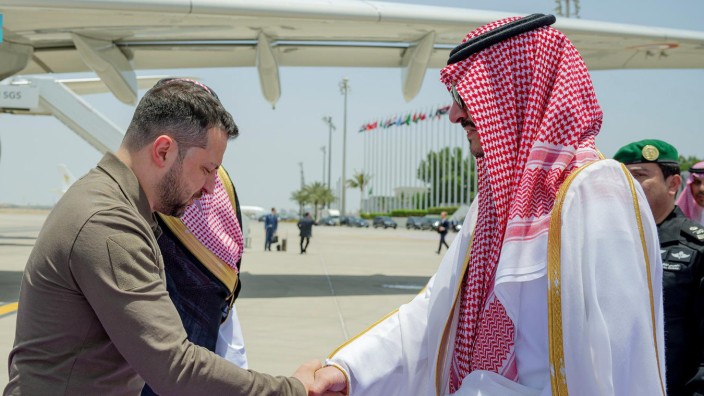 Saudi-Arabien: Friedensbemühungen in der Wüste: Wolodomir Selenskij, Präsident der Ukraine, wurde am 19. Mai 2023 vom Vizegouverneur der Provinz Mekka, Prinz Badr bin Sultan bin Abdulaziz Al Saud, auf dem Gipfel der Arabischen Liga in Dschidda empfangen.