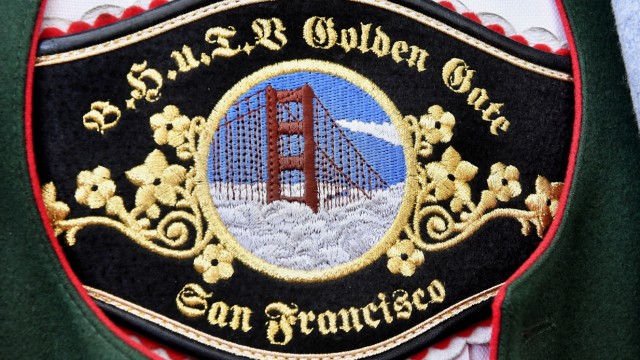 Brauchtum: Ein Teilnehmer aus San Francisco hat sich die Golden Gate Bridge auf den Steg seiner Hosenträger sticken lassen.