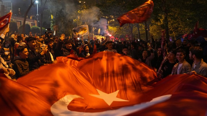 Vor der Stichwahl in der Türkei: Siegesgewiss: Anhänger des türkischen Präsidenten Erdogan jubeln vor dem Sitz seiner Partei AKP in Istanbul.